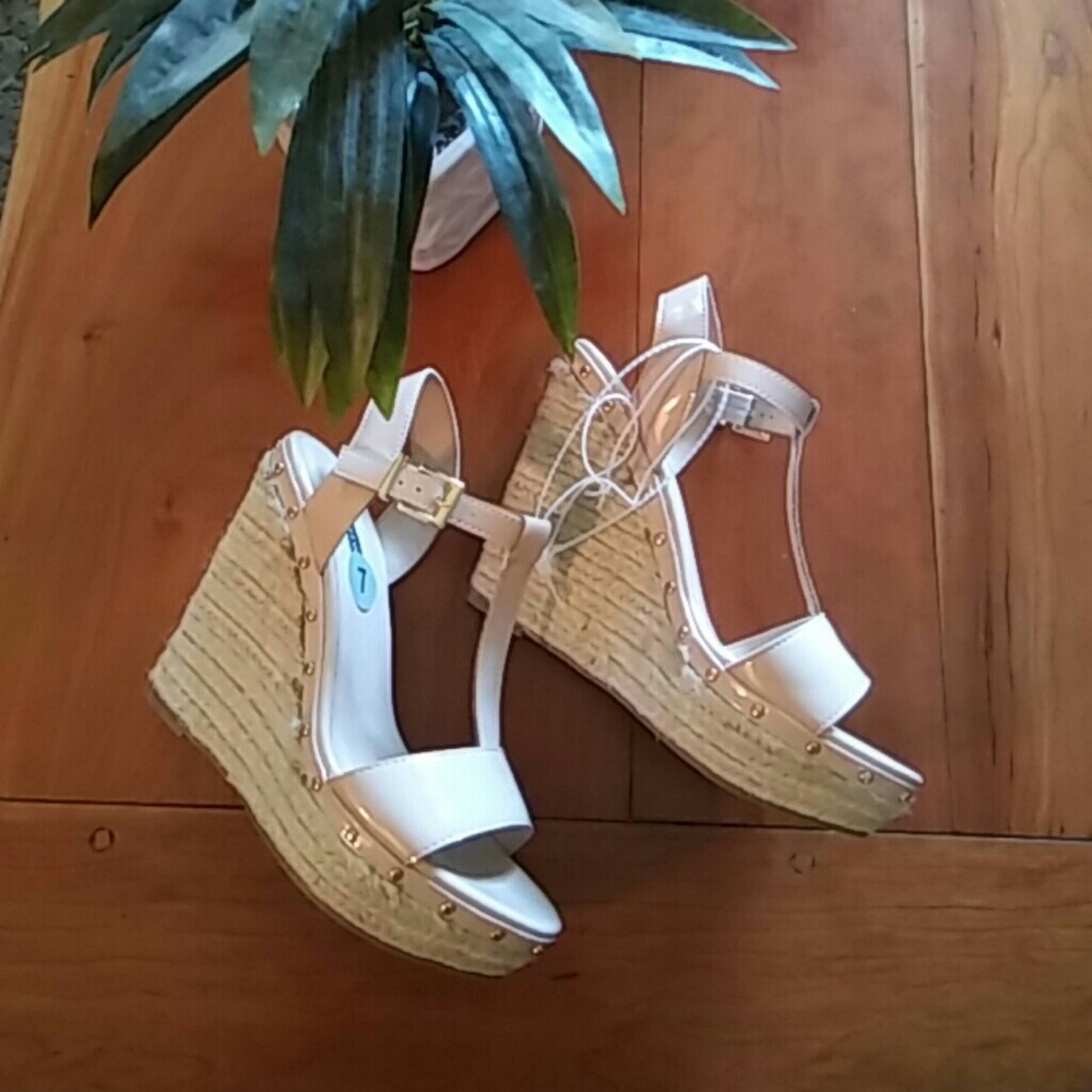 🌺NWOT T strap wedge🌺